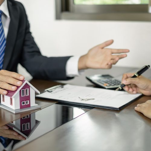 Real estate agents offer sale home insurance and close the sale immediately after the customer